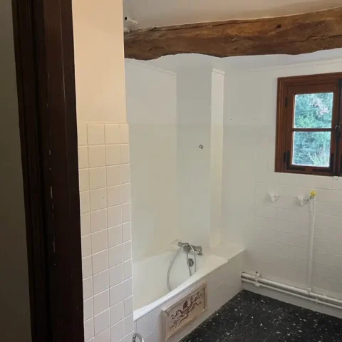 Vue d'ensemble salle de bain rénovée à Dieudonné